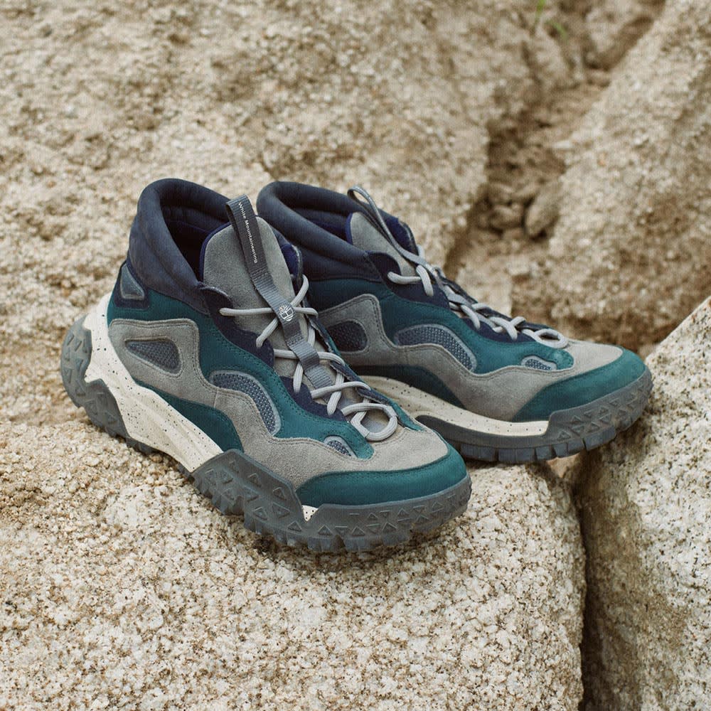 【White Mountaineering × Timberland】メンズ モーション スクランブル ミッド レースアップ ハイキングスニーカー - ミディアムブルー image number 1